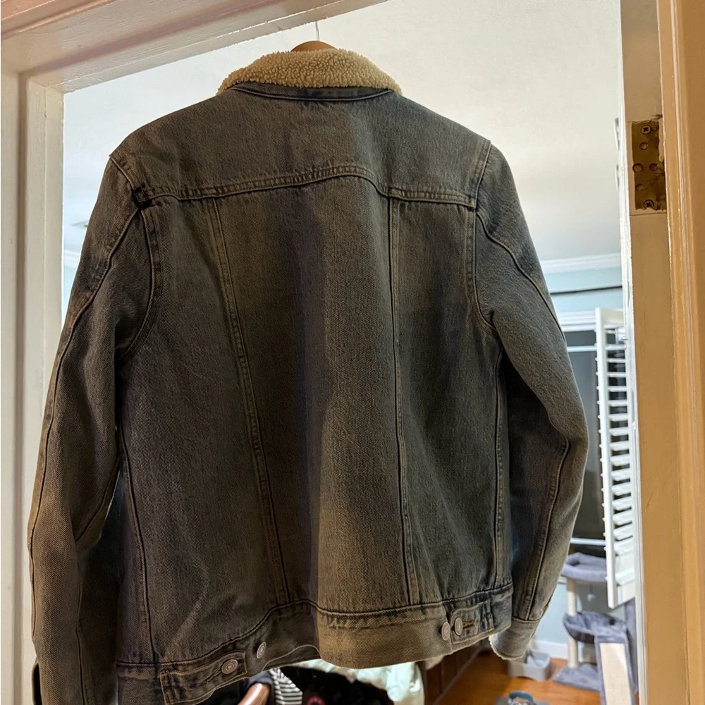 Levi's Light Wash Denim Jacket with Cream Sherpa Lining - Picture 2 of 7